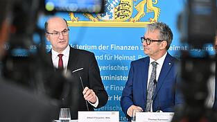 „Spitzenergebnis und doch zu wenig“: Der bayerische Finanzminister Albert Füracker (l.) und Lankreistags-Präsident Thomas Karmasin würdigen die Anstrengungen des Freistaats, die jedoch für die Kommunen nur ein Tropfen auf dem heißen Stein sind. „Spitzenergebnis und doch zu wenig“: Der bayerische Finanzminister Albert Füracker (l.) und Lankreistags-Präsident Thomas Karmasin würdigen die Anstrengungen des Freistaats, die jedoch für die Kommunen nur ein Tropfen auf dem heißen Stein sind.