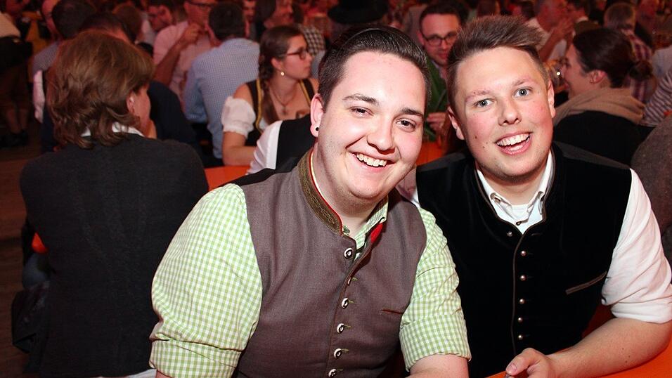 Die Fr&uuml;hjahrsdult 2017 in Landshut neigt sich dem Ende entgegen. Grund genug, noch einmal richtig in den Bierzelten zu feiern - abgerundet vom traditionellen Feuerwerk.