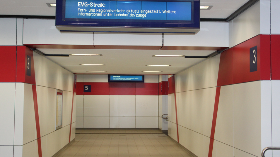 Auch in Straubing ist der Bahnhof am Streiktag wie leer gefegt. Auch in Straubing ist der Bahnhof am Streiktag wie leer gefegt.