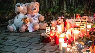 Jemand hat Teddybären neben die Kerzen gesetzt.