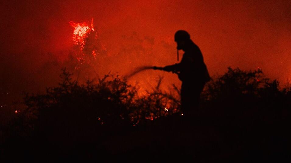 In der Region des Ortes Porto Germenos flammte das Feuer wieder auf. In der Region des Ortes Porto Germenos flammte das Feuer wieder auf.