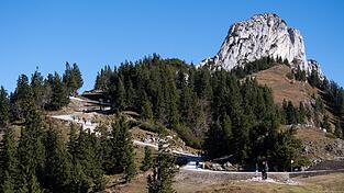 An der Kampenwand darf laut Gerichtsurteil eine neue Bergbahn gebaut werden. (Archivbild)
