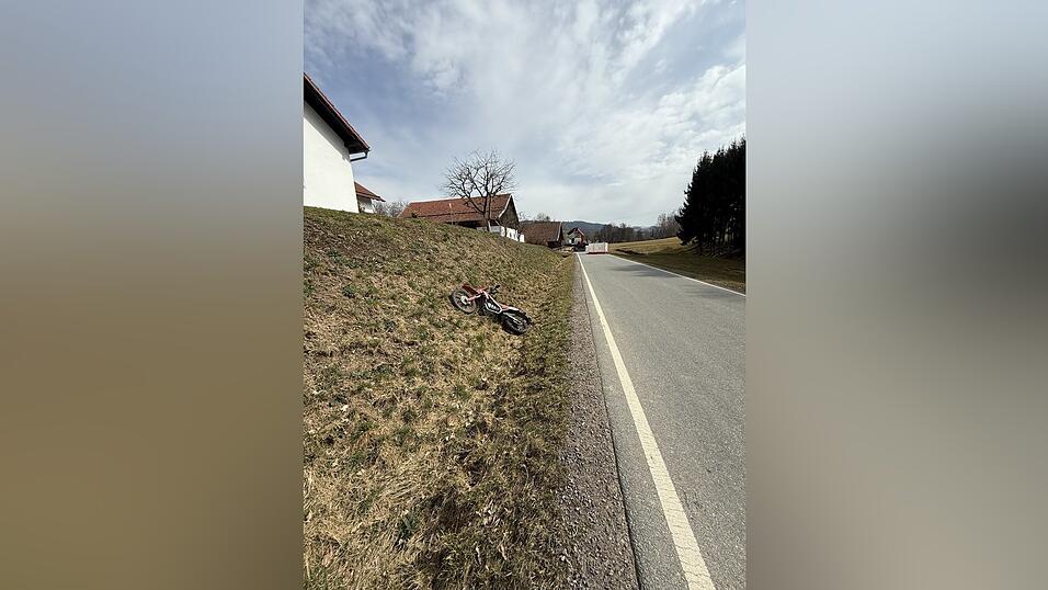 Das Motorrad fuhr nach der Kollision des Fahrers noch fast hunderte Meter weiter, bevor es im Graben landete. Das Motorrad fuhr nach der Kollision des Fahrers noch fast hunderte Meter weiter, bevor es im Graben landete.