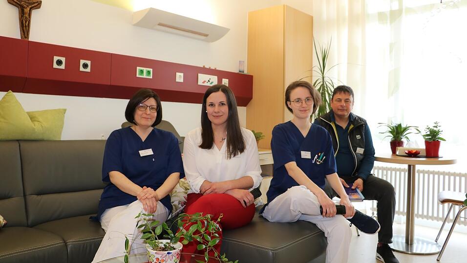 Zusammen mit ihrem Team aus Pflegern, Seelsorgern und Physiotherapeuten k&uuml;mmert sich Dr. Nadine Schneider (l.) um die Patienten.