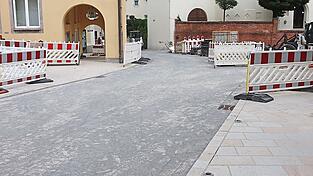 Die neu gestaltete Straße entlang der Planeinfahrt bis zum Zehentstadel ist fast fertig.