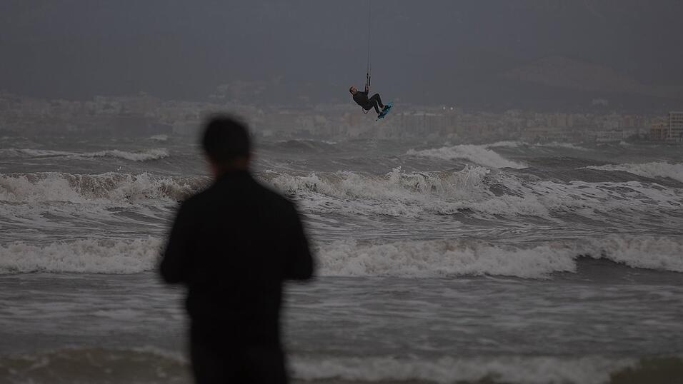 Nicht gerade gem&uuml;tliches Strandwetter auf Mallorca, aber ideale Bedingungen f&uuml;r Kitesurfer.