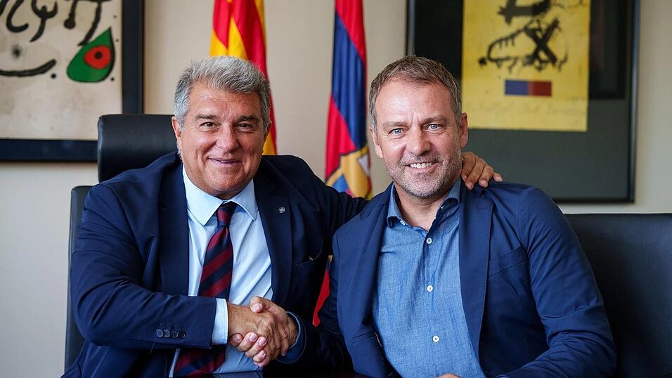 Joan Laporta (l) schw&auml;rmt von Hansi Flick (r). (Archivbild)