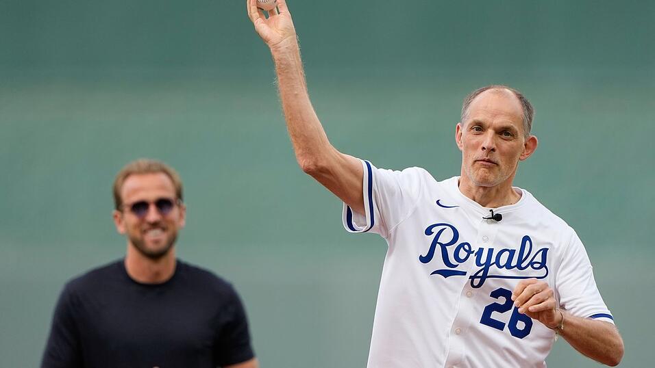 Englands Nationaltrainer Thomas Tuchel versuchte sich beim Baseball. Englands Nationaltrainer Thomas Tuchel versuchte sich beim Baseball.