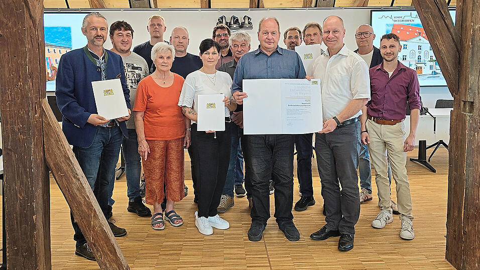 Michael Kreiner (l.), stellvertretender Leiter des ALE Niederbayern, und Projektleiter Christian Rummel übergaben die Förderurkunde an Bürgermeister Thomas Etschmann - zur Freude der Willinger Vereinsabordnung, Planer Jochen Seidl und Bauamtsmitarbeiter. Michael Kreiner (l.), stellvertretender Leiter des ALE Niederbayern, und Projektleiter Christian Rummel übergaben die Förderurkunde an Bürgermeister Thomas Etschmann - zur Freude der Willinger Vereinsabordnung, Planer Jochen Seidl und Bauamtsmitarbeiter.