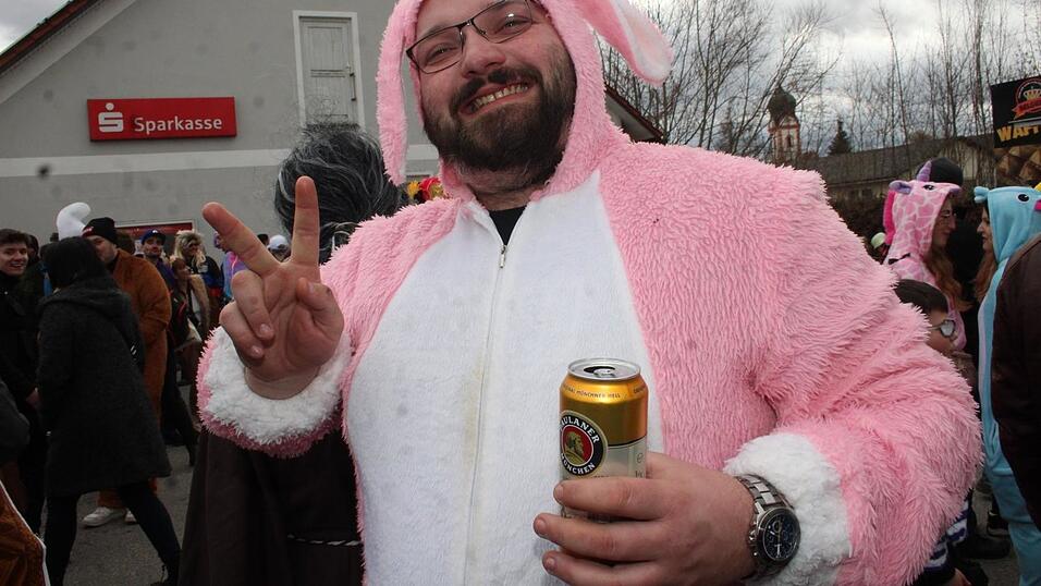 Viele Faschings-Fans haben sich am Samstag den Umzug in Langenbach angesehen. Viele Faschings-Fans haben sich am Samstag den Umzug in Langenbach angesehen.