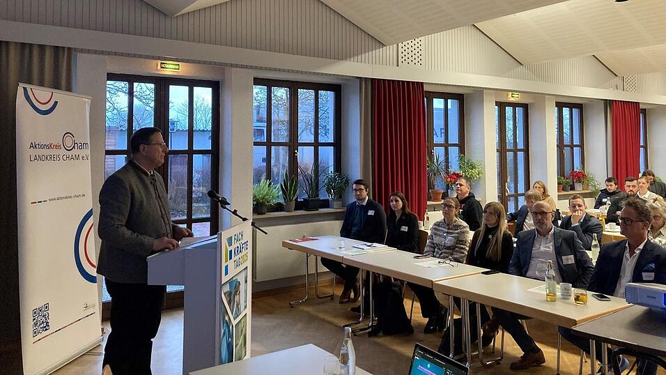 Landratsstellvertreter Markus M&uuml;ller begr&uuml;&szlig;t die Teilnehmer am Fachkr&auml;ftetag.