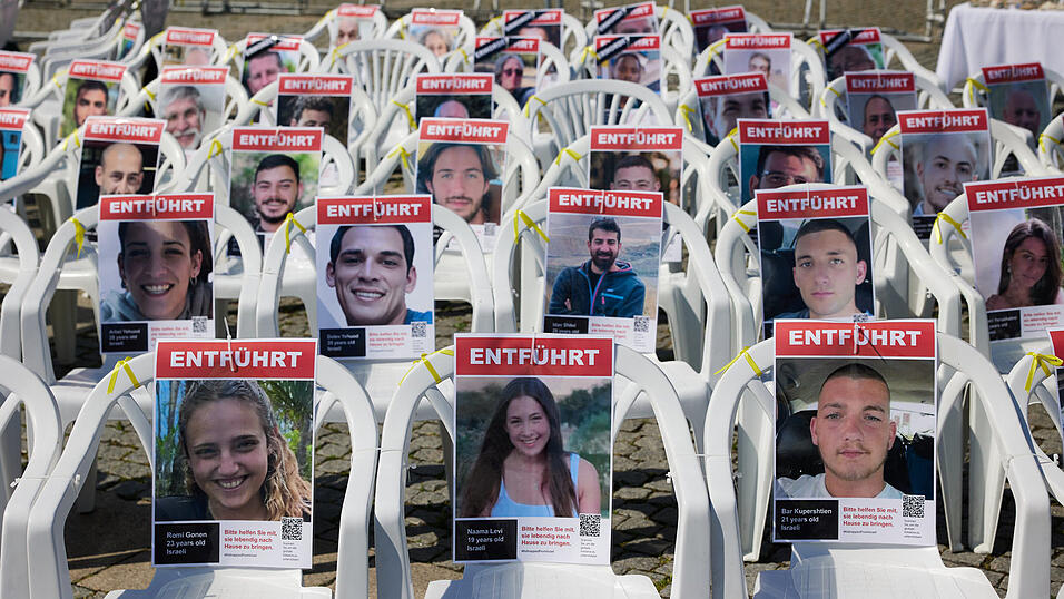 Am 7. Oktober 2023 verübten palästinensische Terroristen ein Massaker im Süden Israels und verschleppten etwa 240 Frauen, Männer und Kinder nach Gaza. Ein Teil von ihnen befindet sich bis heute in den Händen der Hamas.