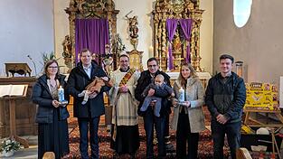 Die Tauffamilien Nemmer und Amrhein mit Taufspender Martin Peintinger