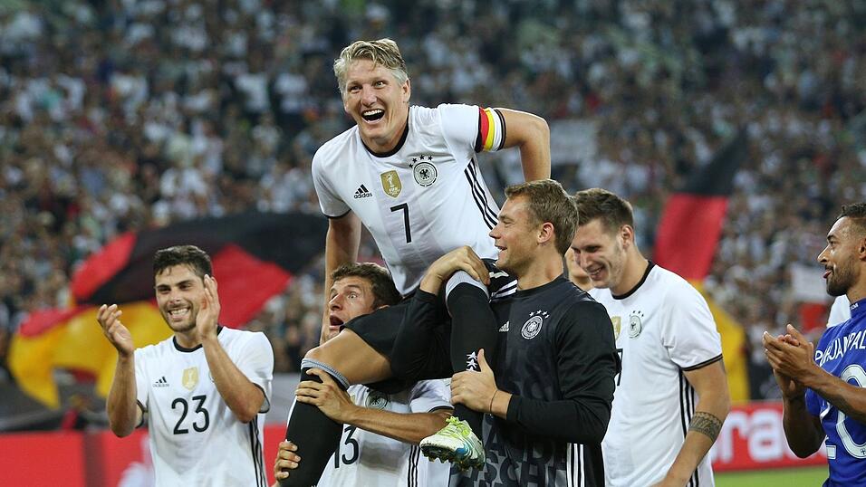 Bastian Schweinsteiger wird nach seinem letzten Länderspiel gegen Finnland von Thomas Müller (l) und Manuel Neuer (r) auf Schultern getragen. (Archivbild) Bastian Schweinsteiger wird nach seinem letzten Länderspiel gegen Finnland von Thomas Müller (l) und Manuel Neuer (r) auf Schultern getragen. (Archivbild)