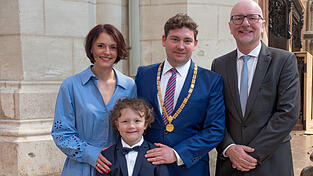 Gruppenbild mit Familie und Amtsvorg&auml;nger: Der neue Oberb&uuml;rgermeister mit Ehefrau Karina, Sohn Julius und seinem Vorg&auml;nger Alexander Putz.
