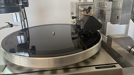 Mithilfe eines Stichels wird die Musik auf eine Lackscheibe graviert.