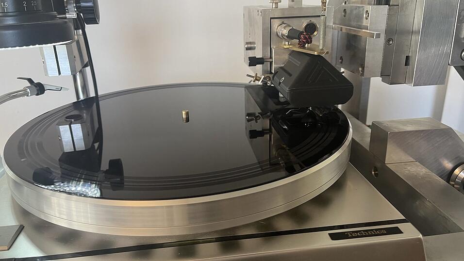 Mithilfe eines Stichels wird die Musik auf eine Lackscheibe graviert. Mithilfe eines Stichels wird die Musik auf eine Lackscheibe graviert.