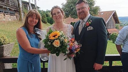 Das Brautpaar mit Petra M&uuml;ller von den Wettzeller Sch&uuml;tzen.