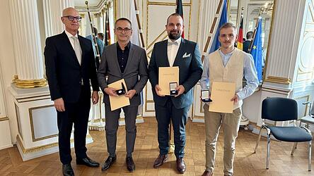 Helmut Eckl, Alexander Kracun und Xaver Steger mit Regierungspräsident Walter Jonas. Sie retteten einen stark unterkühlten Mann aus dem Weißen Regen und bekamen dafür eine Medaille.