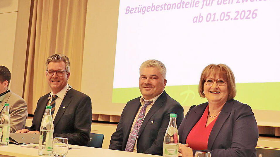 Die zwei frisch gew&auml;hlten Stellvertreter des B&uuml;rgermeisters Hans Schmalhofer (l.), durften nach der geheimen Wahl neben ihm Platz nehmen. Zweiter B&uuml;rgermeister ist Franz Geisberger, dritte B&uuml;rgermeisterin Monika Beham.
