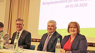 Die zwei frisch gew&auml;hlten Stellvertreter des B&uuml;rgermeisters Hans Schmalhofer (l.), durften nach der geheimen Wahl neben ihm Platz nehmen. Zweiter B&uuml;rgermeister ist Franz Geisberger, dritte B&uuml;rgermeisterin Monika Beham.
