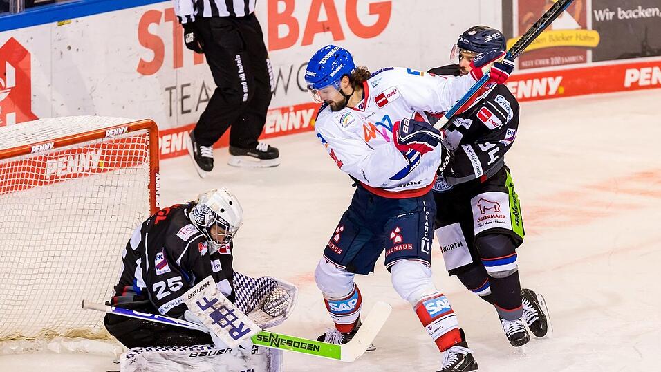 Der gebürtige Landshuter Nico Krämmer (weißes Trikot) hat seinen Vertrag bei den Adler Mannheim verlängert. Der gebürtige Landshuter Nico Krämmer (weißes Trikot) hat seinen Vertrag bei den Adler Mannheim verlängert.