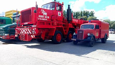 Der absolute Star des Oldtimertreffens am Volksfestplatz in Viechtach war ein Faun, Baujahr 1977, mit 820 PS. Vier St&uuml;ck wurden von dem 32 Tonnen schweren Fahrzeug gebaut, zwei davon befinden sich in Deutschland. Ziemlich klein steht rechts daneben ein Opel Blitz, Baujahr 1950, zuerst als Transportfahrzeug benutzt, dann zum Feuerwehrfahrzeug umgebaut und bis 1985 im Einsatz