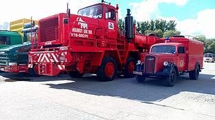 Der absolute Star des Oldtimertreffens am Volksfestplatz in Viechtach war ein Faun, Baujahr 1977, mit 820 PS. Vier Stück wurden von dem 32 Tonnen schweren Fahrzeug gebaut, zwei davon befinden sich in Deutschland. Ziemlich klein steht rechts daneben ein Opel Blitz, Baujahr 1950, zuerst als Transportfahrzeug benutzt, dann zum Feuerwehrfahrzeug umgebaut und bis 1985 im Einsatz Der absolute Star des Oldtimertreffens am Volksfestplatz in Viechtach war ein Faun, Baujahr 1977, mit 820 PS. Vier Stück wurden von dem 32 Tonnen schweren Fahrzeug gebaut, zwei davon befinden sich in Deutschland. Ziemlich klein steht rechts daneben ein Opel Blitz, Baujahr 1950, zuerst als Transportfahrzeug benutzt, dann zum Feuerwehrfahrzeug umgebaut und bis 1985 im Einsatz
