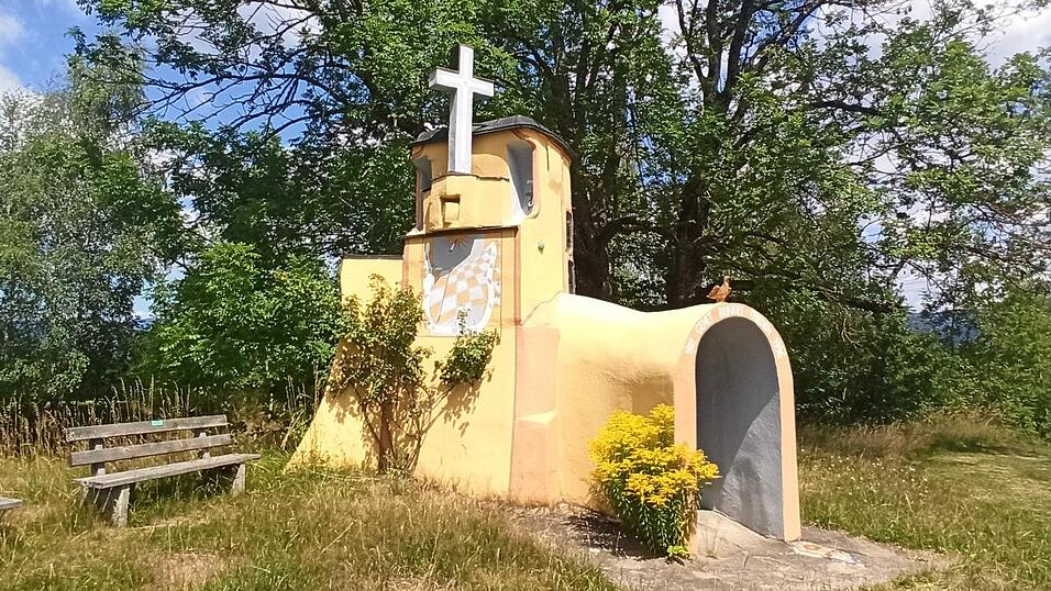 Die St. Hermann-Kapelle auf der Zell ist einen Besuch wert. Der extravagante Bau wurde von Erwin Eisch und Helmut Koller erschaffen.