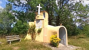 Die St. Hermann-Kapelle auf der Zell ist einen Besuch wert. Der extravagante Bau wurde von Erwin Eisch und Helmut Koller erschaffen.