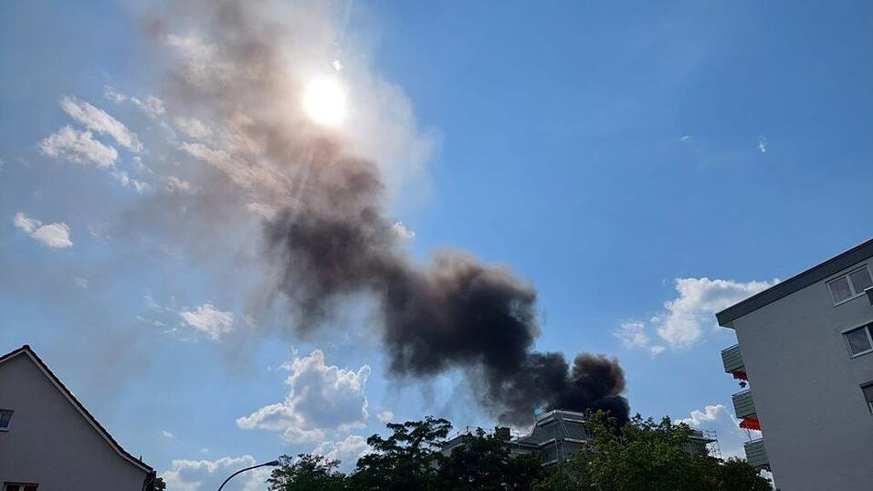 Bei einem Brand in einem Dachstuhl sind am Donnerstag über zehn Personen verletzt worden. Bei einem Brand in einem Dachstuhl sind am Donnerstag über zehn Personen verletzt worden.