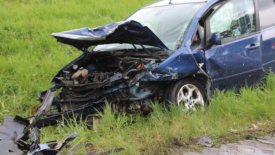 Vermutlich durch Graupelschauer kam es zum Unfall bei Mariaort Vermutlich durch Graupelschauer kam es zum Unfall bei Mariaort