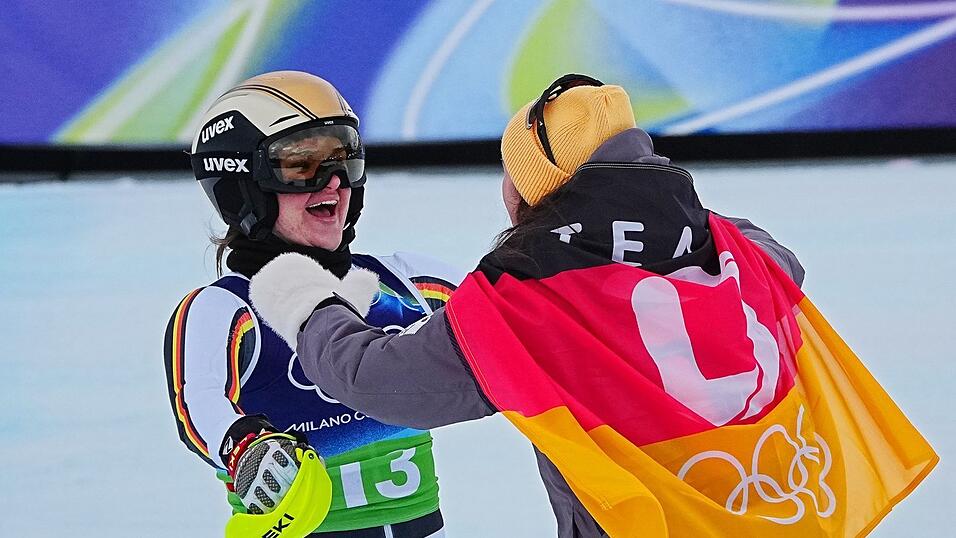 Emma Aicher (links) l&auml;sst sich von Kira Weidle-Winkelmann f&uuml;r einen famosen Slalom in der Team-Kombi umarmen.