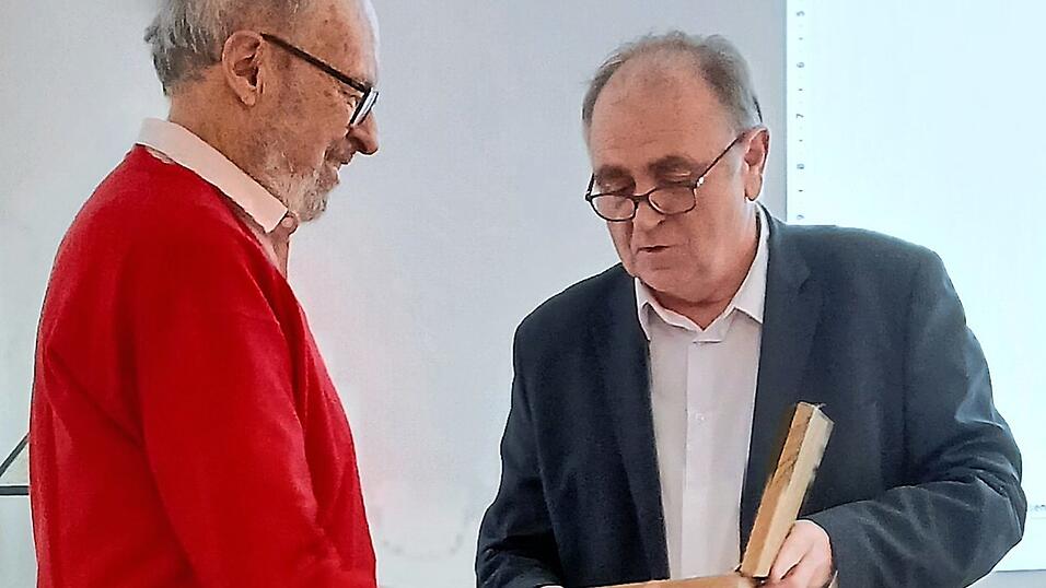 Der scheidende Ortsheimatpfleger Manfred K&auml;ufel (links) und B&uuml;rgermeister Max Kollmannsberger bei der &Uuml;bergabe eines kleinen Geschenks.