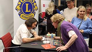 Nach der Lesung signierte Huberta Gabalier ihre Gedichtb&auml;nde und stand bereitwillig f&uuml;r Fragen zur Verf&uuml;gung.