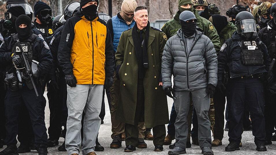 Das rücksichtslose Vorgehen der US-Einwanderungsbehörde ICE und das martialische Aussehen insbesondere des früheren Befehlshabers in Minneapolis, Gregory Bovino, provozierte in vielen Ländern Nazi-Vergleiche (Archivbild). Das rücksichtslose Vorgehen der US-Einwanderungsbehörde ICE und das martialische Aussehen insbesondere des früheren Befehlshabers in Minneapolis, Gregory Bovino, provozierte in vielen Ländern Nazi-Vergleiche (Archivbild).