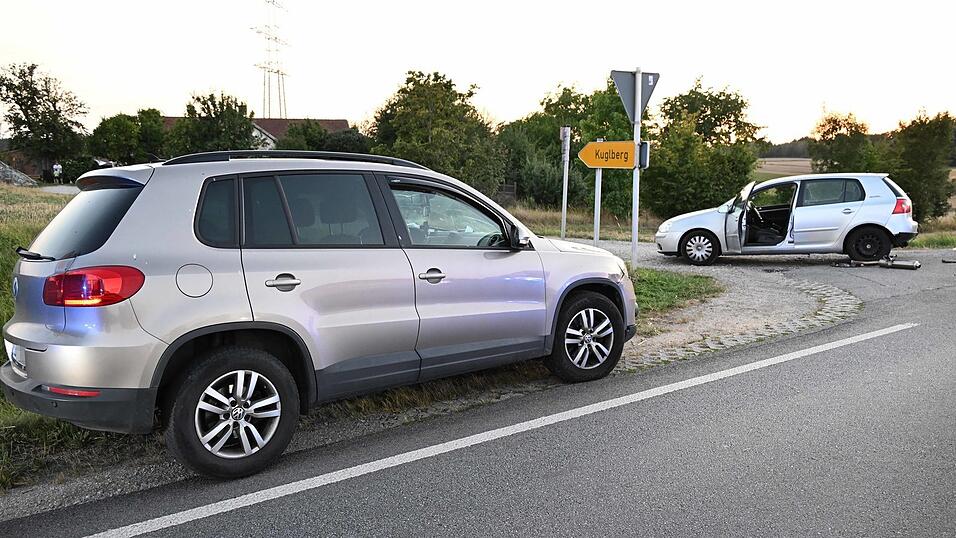 Bei dem Unfall auf der B 299 sind ein Motorradfahrer und eine Autofahrerin verletzt worden.