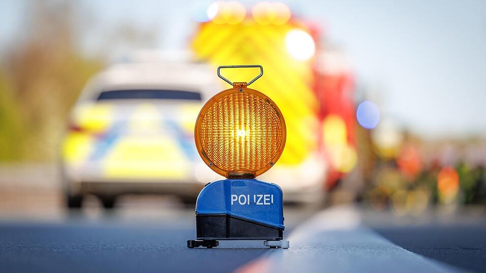 Die Autobahn wurde kurzzeitig gesperrt, damit der Rettungsdienst arbeiten konnte. (Symbolbild) Die Autobahn wurde kurzzeitig gesperrt, damit der Rettungsdienst arbeiten konnte. (Symbolbild)