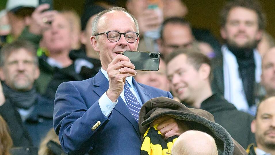 Der Kanzler bekommt einen BVB-Sieg zu sehen.