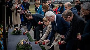 Kerzen und stille Andacht: Am vierten Jahrestag der Befreiung der ukrainischen Kleinstadt Butscha von russischen Besatzungstruppen gedenken Außenminister Johann Wadephul (r., CDU) und andere EU-Spitzenpolitiker gemeinsam mit dem ukrainischen Außenminister Andrij Sybiha (m.) der Opfer. Kerzen und stille Andacht: Am vierten Jahrestag der Befreiung der ukrainischen Kleinstadt Butscha von russischen Besatzungstruppen gedenken Außenminister Johann Wadephul (r., CDU) und andere EU-Spitzenpolitiker gemeinsam mit dem ukrainischen Außenminister Andrij Sybiha (m.) der Opfer.