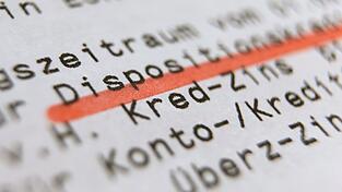 Für Dispo-Kredite werden deutsche Sparer von vielen Banken immer noch kräftig zur Kasse gebeten.