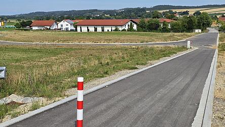Ins Straßenbestandsverzeichnis wurden die Verlängerung der Ortsstraße Kaiserfeld sowie die Widmung des Verbindungsweges Weinberger Straße/Kaiserfeld als Fuß- und Radwegeverbindung neu aufgenommen.