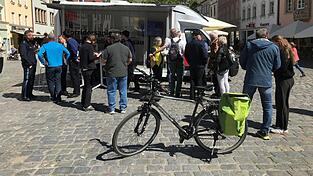 Bei der DB-Infomobil-Tour hörten die Reisewilligen, dass in den SEV-Bussen keine Fahrräder transportiert werden können. Bei der DB-Infomobil-Tour hörten die Reisewilligen, dass in den SEV-Bussen keine Fahrräder transportiert werden können.