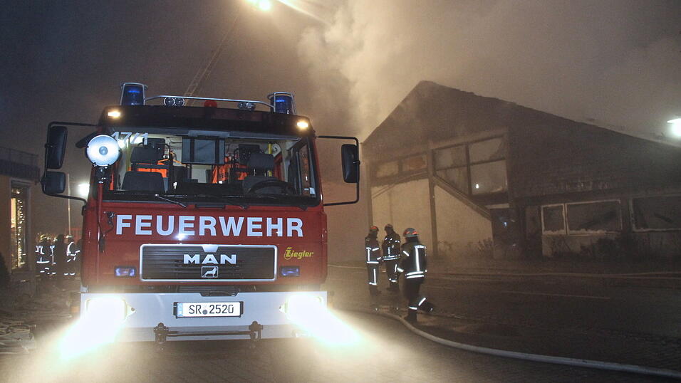 Die Kultdisko Penker in Ascha ist am frühen Mittwochmorgen in Flammen aufgegangen. Die Kultdisko Penker in Ascha ist am frühen Mittwochmorgen in Flammen aufgegangen.