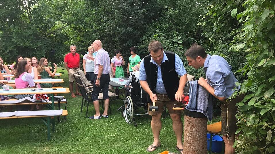 Martin Thurl (links) und Thomas Kolbinger (rechts) beim Anzapfen im Garten. Martin Thurl (links) und Thomas Kolbinger (rechts) beim Anzapfen im Garten.
