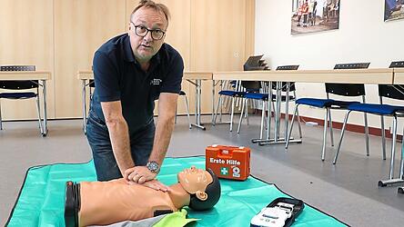 BRK-Ausbilder Rolf Wägele zeigt in über 100 Erste Hilfe-Kursen pro Jahr, wie man mit wenigen Handgriffen Leben retten kann. Er appelliert an alle Bürger, seine Kenntnisse regelmäßig aufzufrischen.