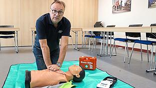 BRK-Ausbilder Rolf Wägele zeigt in über 100 Erste Hilfe-Kursen pro Jahr, wie man mit wenigen Handgriffen Leben retten kann. Er appelliert an alle Bürger, seine Kenntnisse regelmäßig aufzufrischen. BRK-Ausbilder Rolf Wägele zeigt in über 100 Erste Hilfe-Kursen pro Jahr, wie man mit wenigen Handgriffen Leben retten kann. Er appelliert an alle Bürger, seine Kenntnisse regelmäßig aufzufrischen.