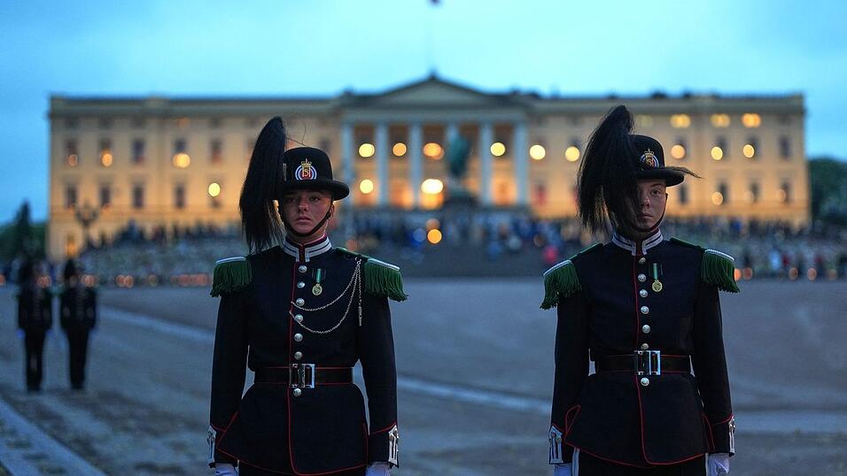 Am Schloss in Oslo wird alles für das Staatsbegräbnis vorbereitet. Am Schloss in Oslo wird alles für das Staatsbegräbnis vorbereitet.