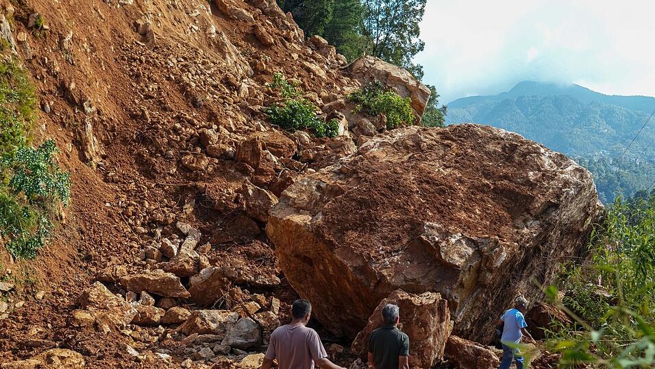 Mindestens 34 Menschen starben bislang in Nepal. Mindestens 34 Menschen starben bislang in Nepal.