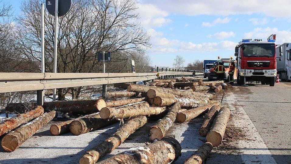 Ein Holztransporter hat am Freitag bei der Auffahrt auf die A3 bei Hengersberg diese Baumstämme verloren. Dadurch kam es zu erheblichen Verkehrsbehinderungen auf der Autobahn. Ein Holztransporter hat am Freitag bei der Auffahrt auf die A3 bei Hengersberg diese Baumstämme verloren. Dadurch kam es zu erheblichen Verkehrsbehinderungen auf der Autobahn.